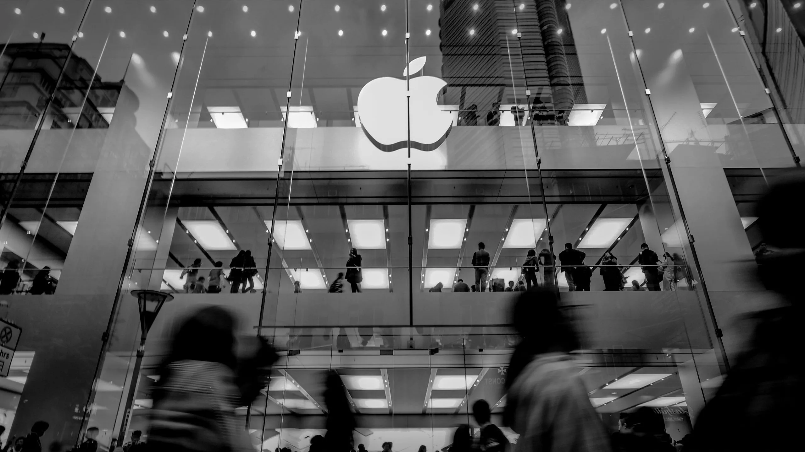 Cửa hàng Apple Store với kiến trúc đặc trưng tại Hồng Kông, tượng trưng cho thương hiệu công nghệ đang đối mặt với vấn đề quyền riêng tư của Siri.