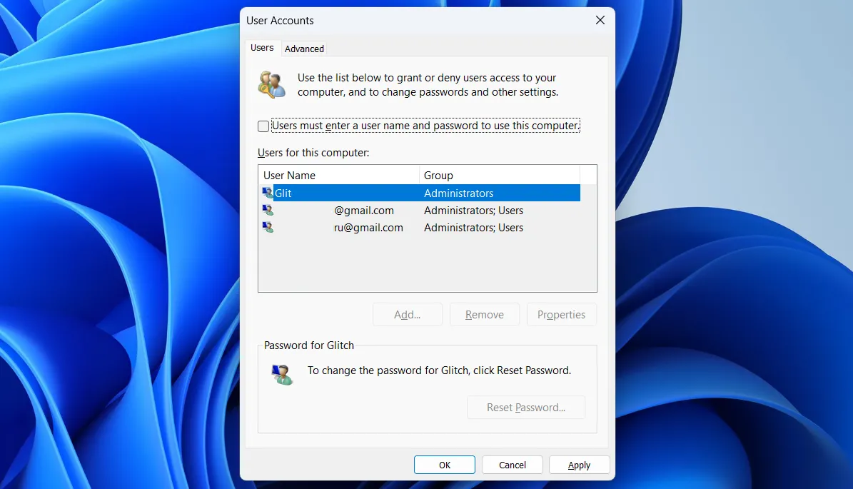 Cửa sổ Tài khoản Người dùng (User Accounts) trong Windows 11, hiển thị tùy chọn tự động đăng nhập