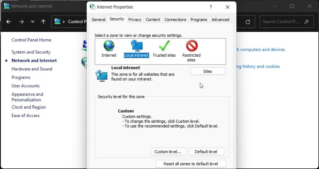 Cửa sổ Thuộc tính Internet (Internet Properties) với tab Bảo mật được chọn và tùy chọn &quot;Intranet cục bộ&quot;