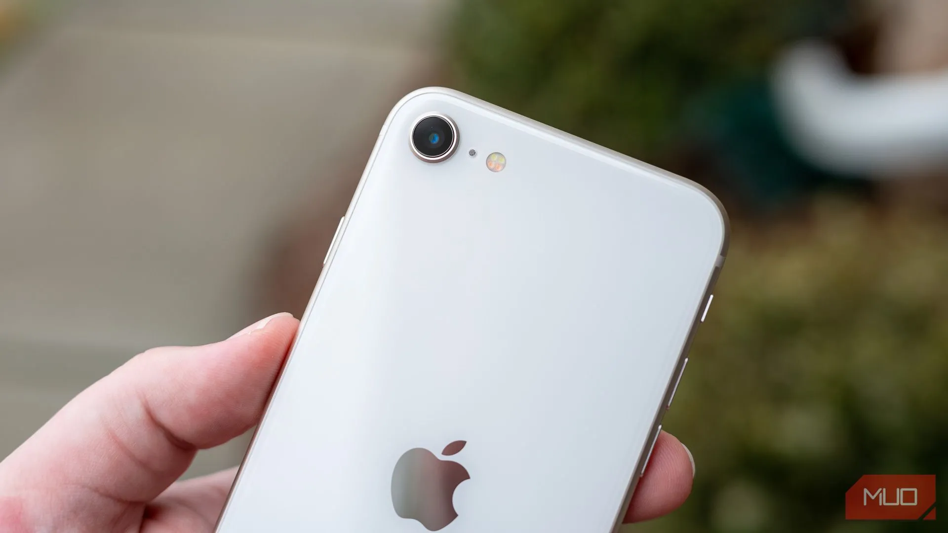 Cụm camera đơn trên mặt lưng iPhone SE 2022