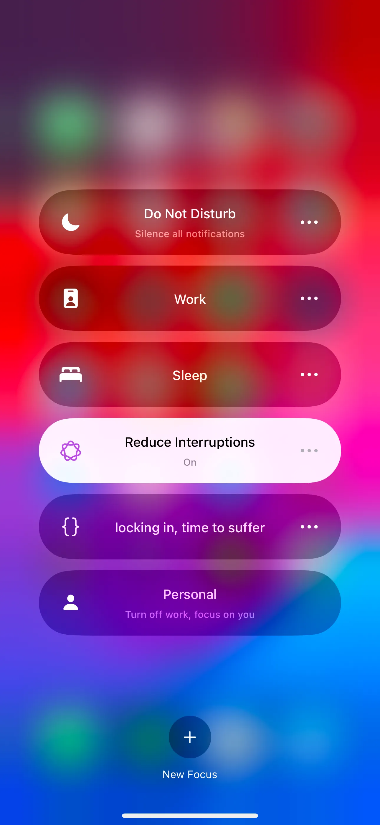 Danh sách các Chế độ Tập trung (Focus modes) trên iPhone, bao gồm Chế độ Giảm Gián Đoạn (Reduce Interruptions)