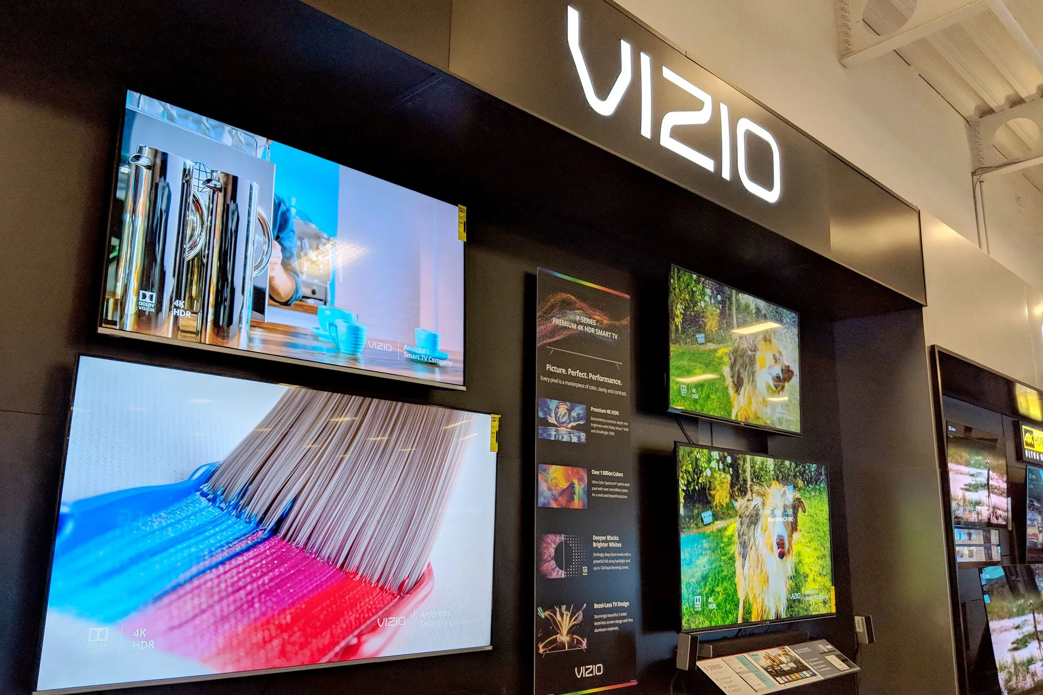 Dãy TV Vizio được trưng bày tại cửa hàng điện tử, minh họa các lựa chọn TV mới