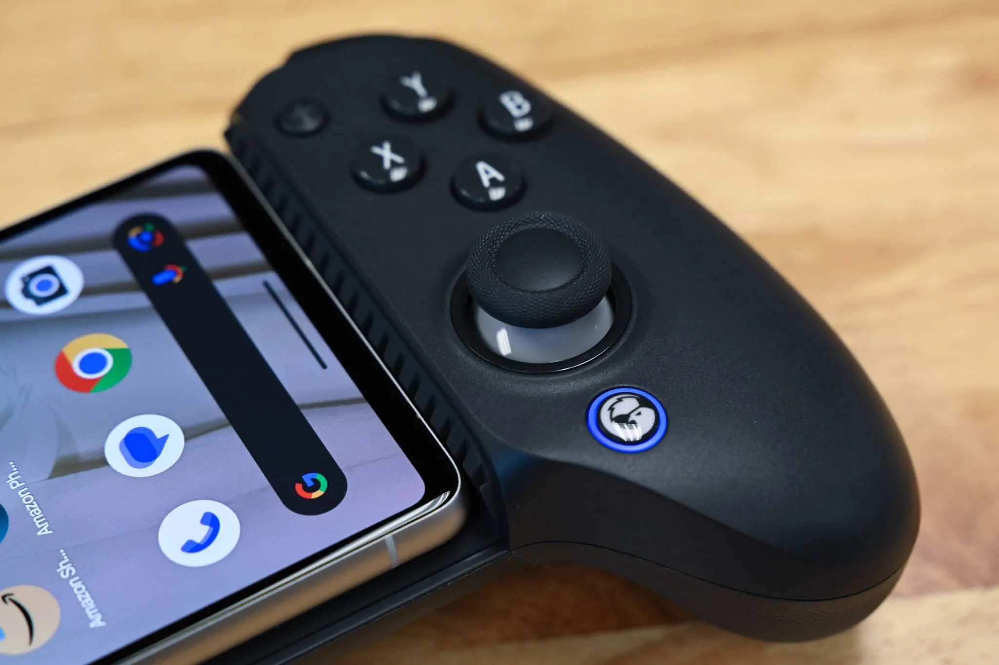 Đèn báo sáng trên tay cầm chơi game di động không dây GameSir G8 Galileo kết nối với điện thoại Samsung