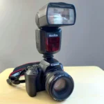 Đèn flash Godox V860II gắn trên thân máy ảnh chuyên nghiệp