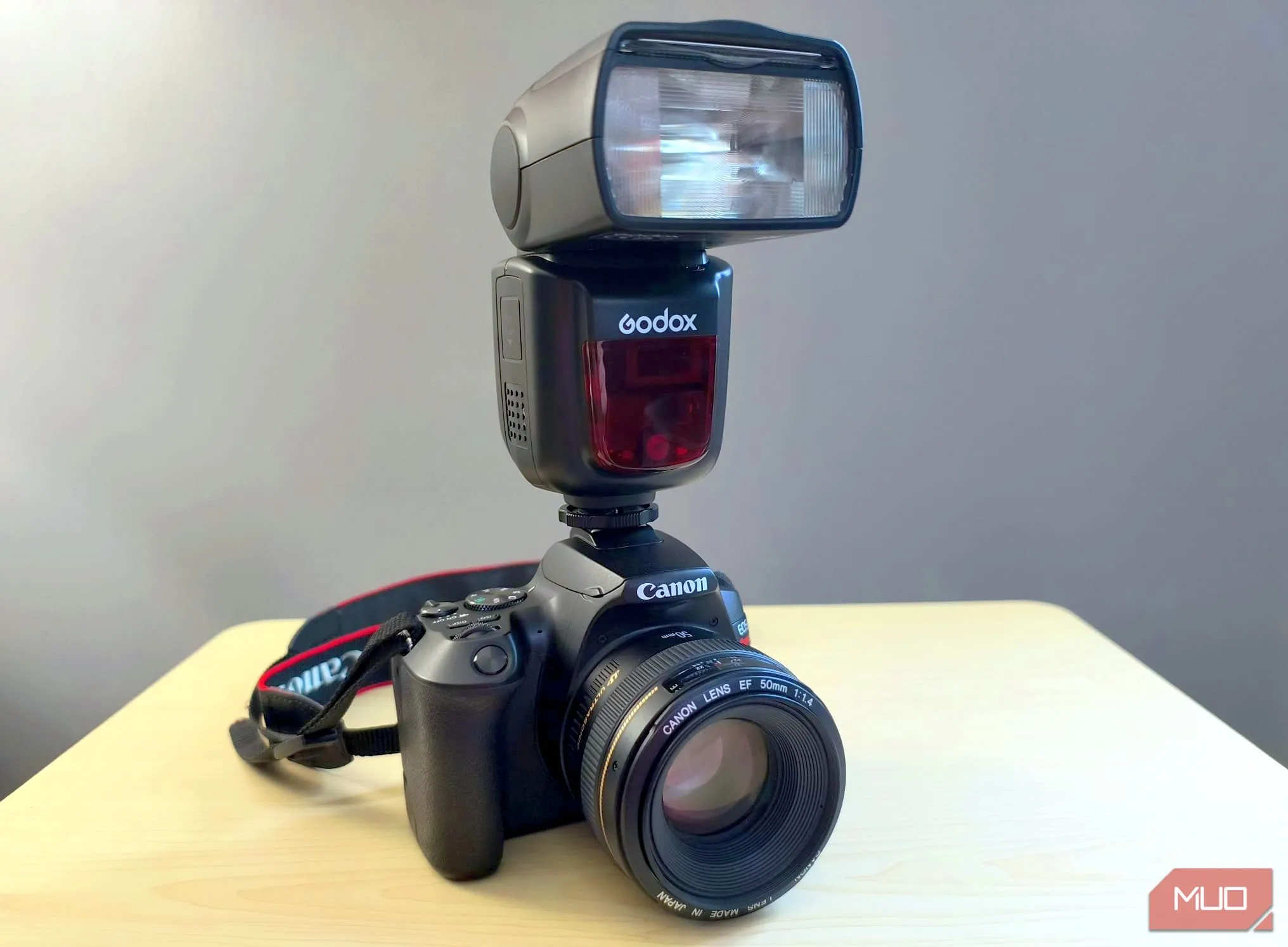 Đèn flash Godox V860II gắn trên thân máy ảnh chuyên nghiệp
