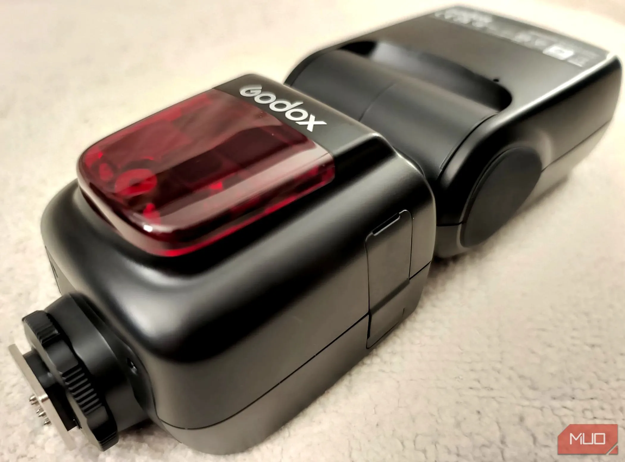 Đèn flash rời Godox V860II-C với thiết kế bền bỉ trên bề mặt vải