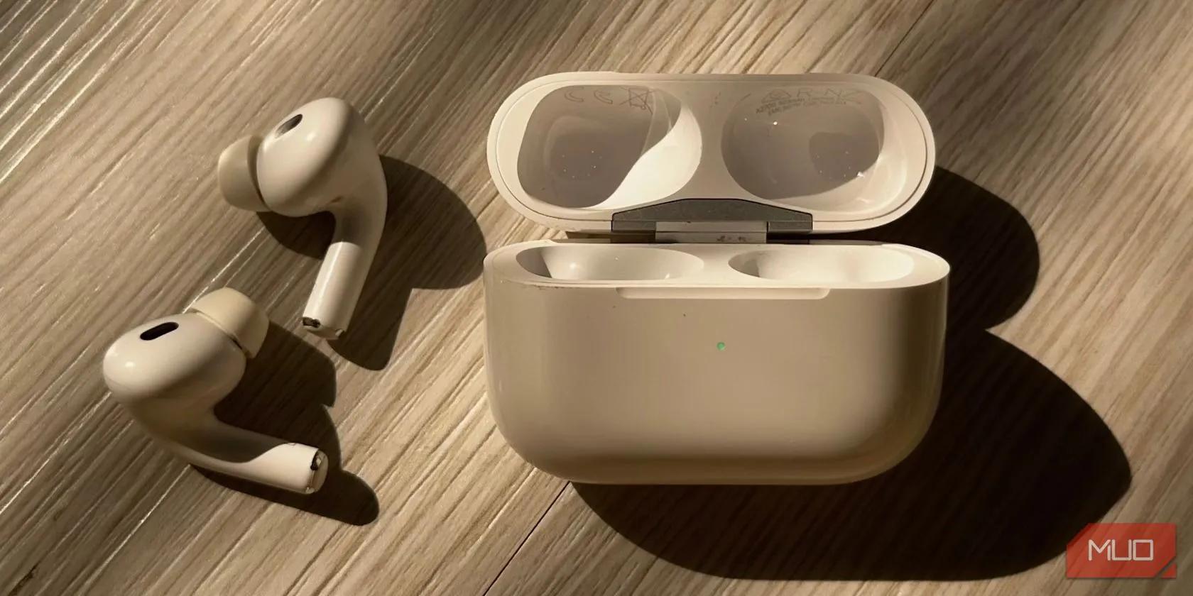 Đèn trạng thái màu xanh lá cây trên hộp sạc AirPods, biểu thị tình trạng pin đầy