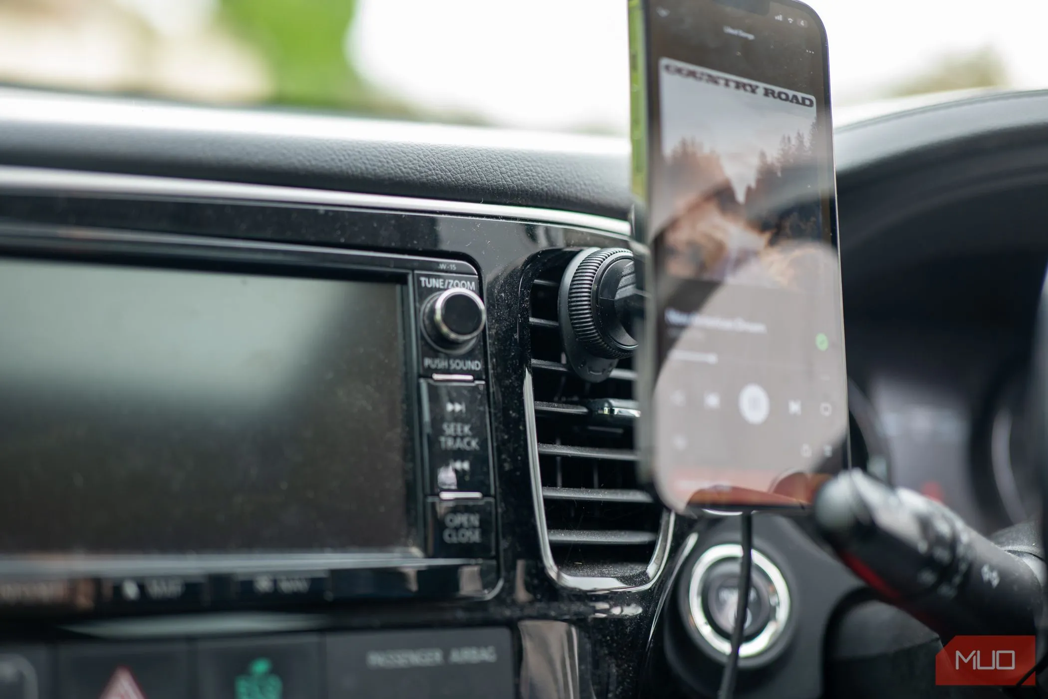 Điện thoại Android gắn trên giá đỡ Pitaka trong ô tô, hoạt động như camera hành trình hoặc màn hình Android Auto