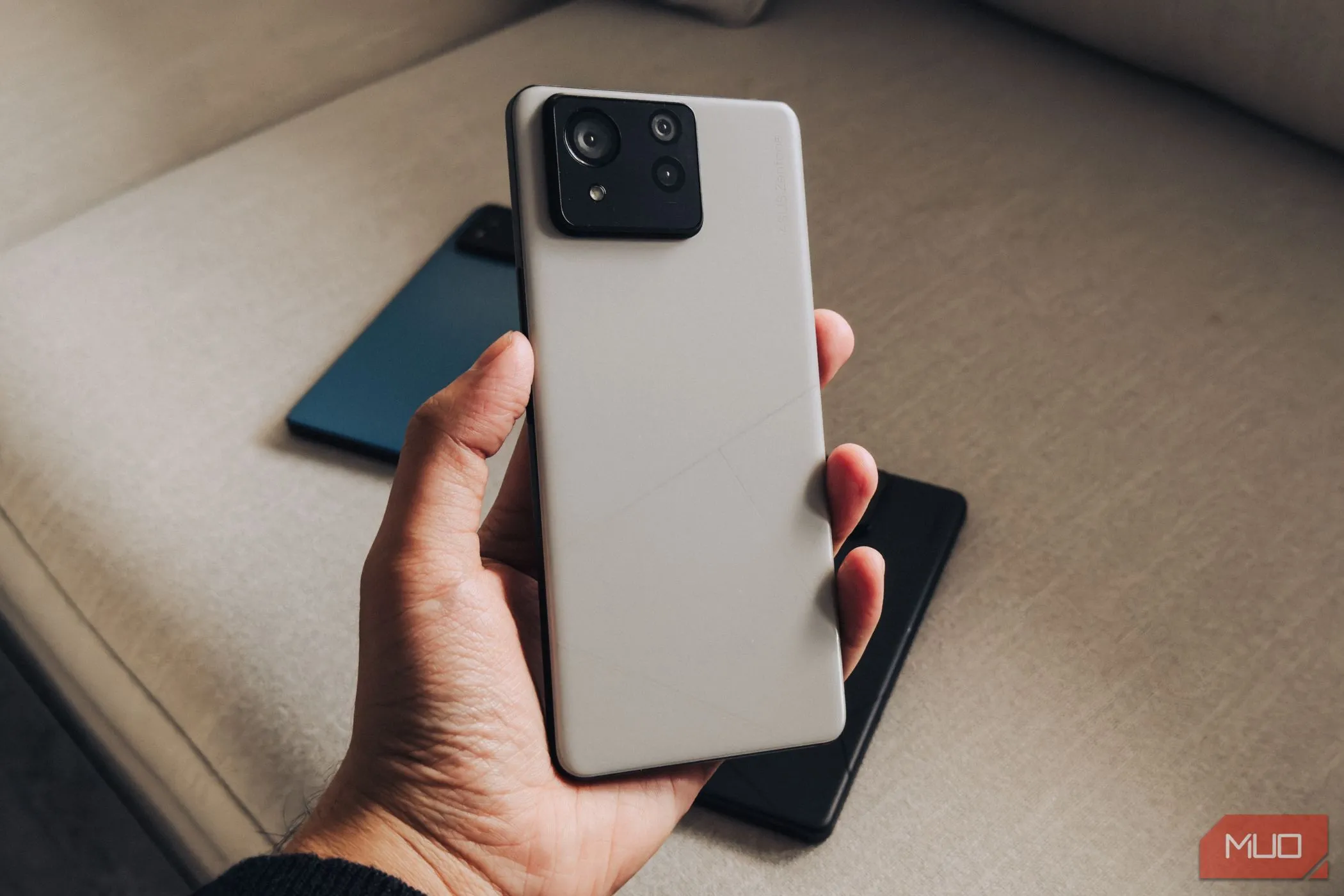 Điện thoại ASUS Zenfone 11 Ultra màu xanh ngọc với mặt lưng kính