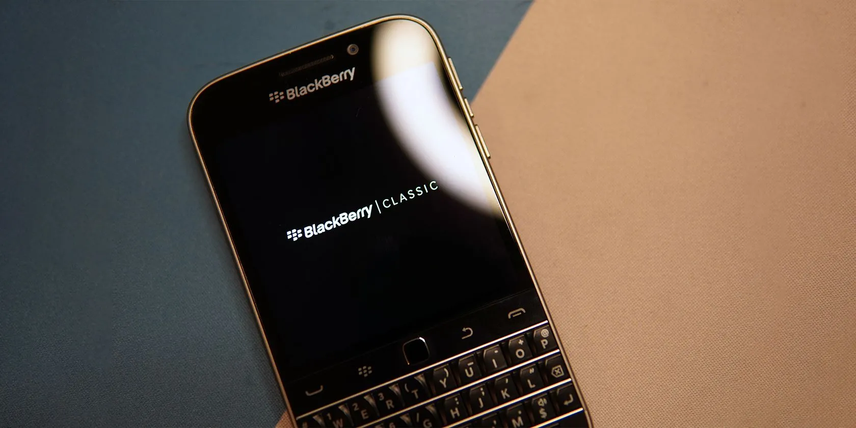 Điện thoại BlackBerry Classic với bàn phím vật lý đặc trưng và màn hình vuông