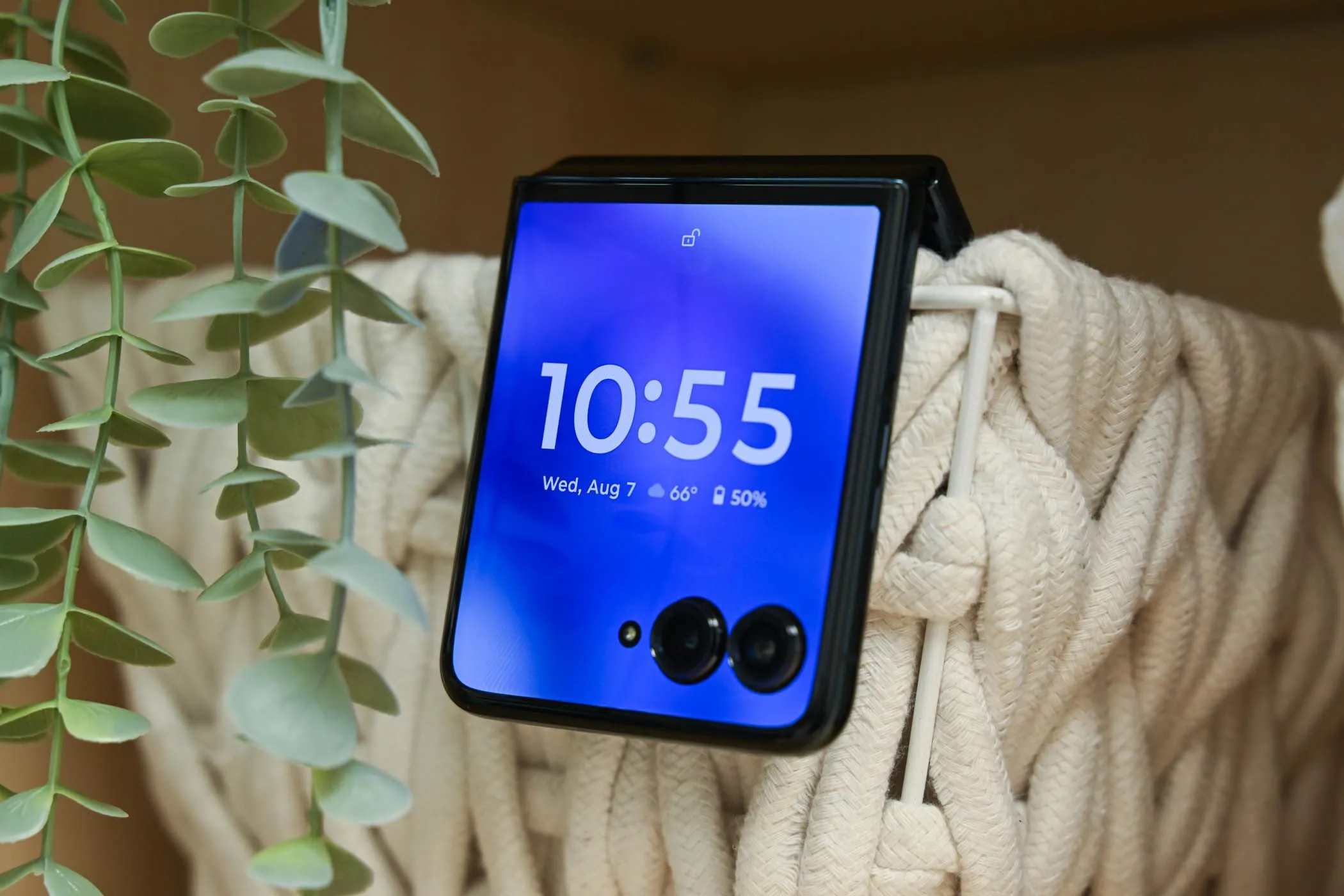 Điện thoại gập Motorola Razr+ đang gập lại với màn hình phụ hiển thị thông báo