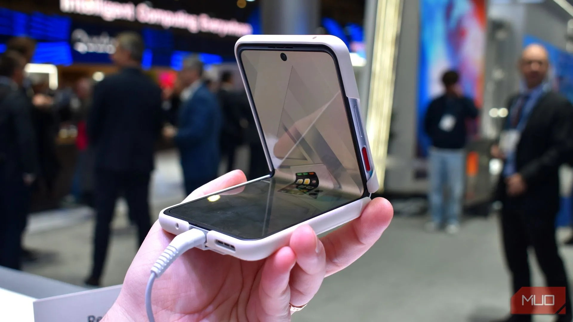 Điện thoại gập Nubia Flip 2 với màn hình uốn cong, minh họa hiệu năng chậm khi bật chế độ tiết kiệm pin