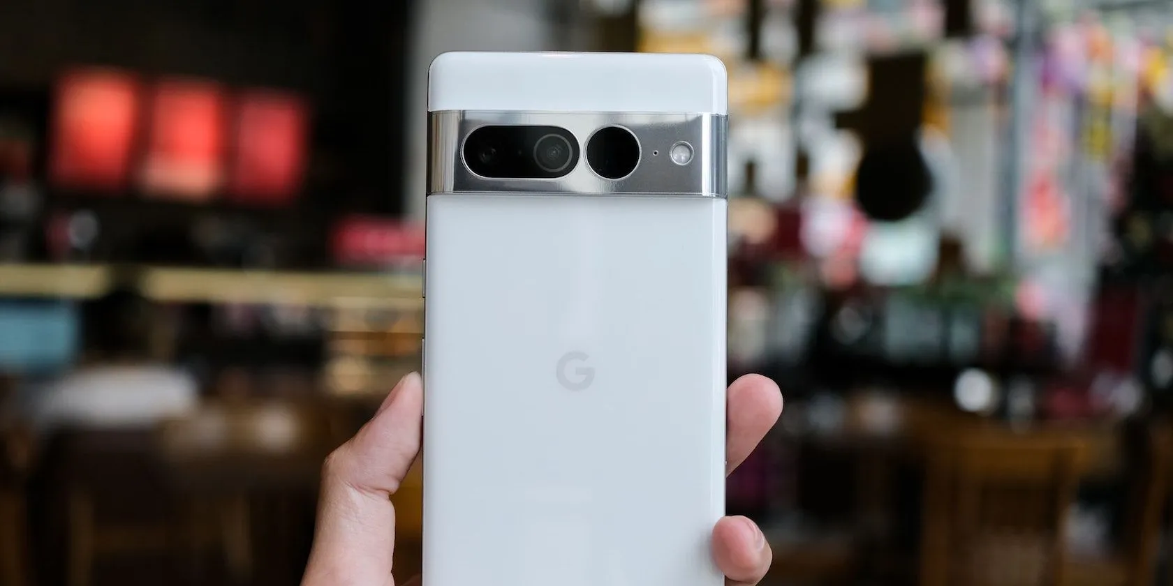 Điện thoại Google Pixel 7 Pro đang sạc không dây cho thiết bị khác qua tính năng sạc ngược.