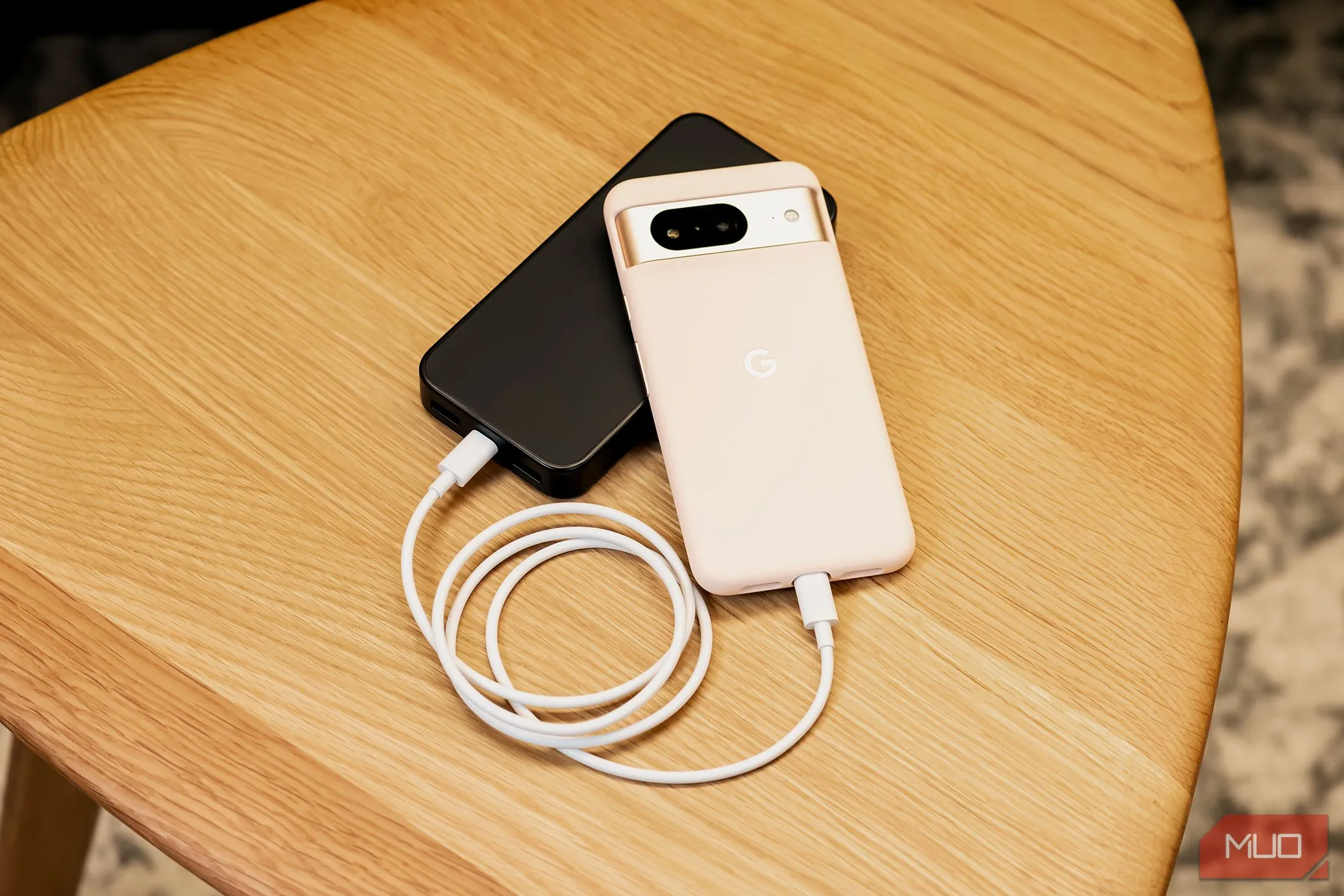 Điện thoại Google Pixel 8 đang sạc, minh họa vấn đề thời lượng pin và tốc độ sạc chậm trên dòng flagship này.