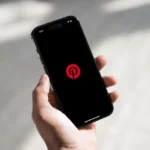 Điện thoại hiển thị Pinterest ở chế độ tối