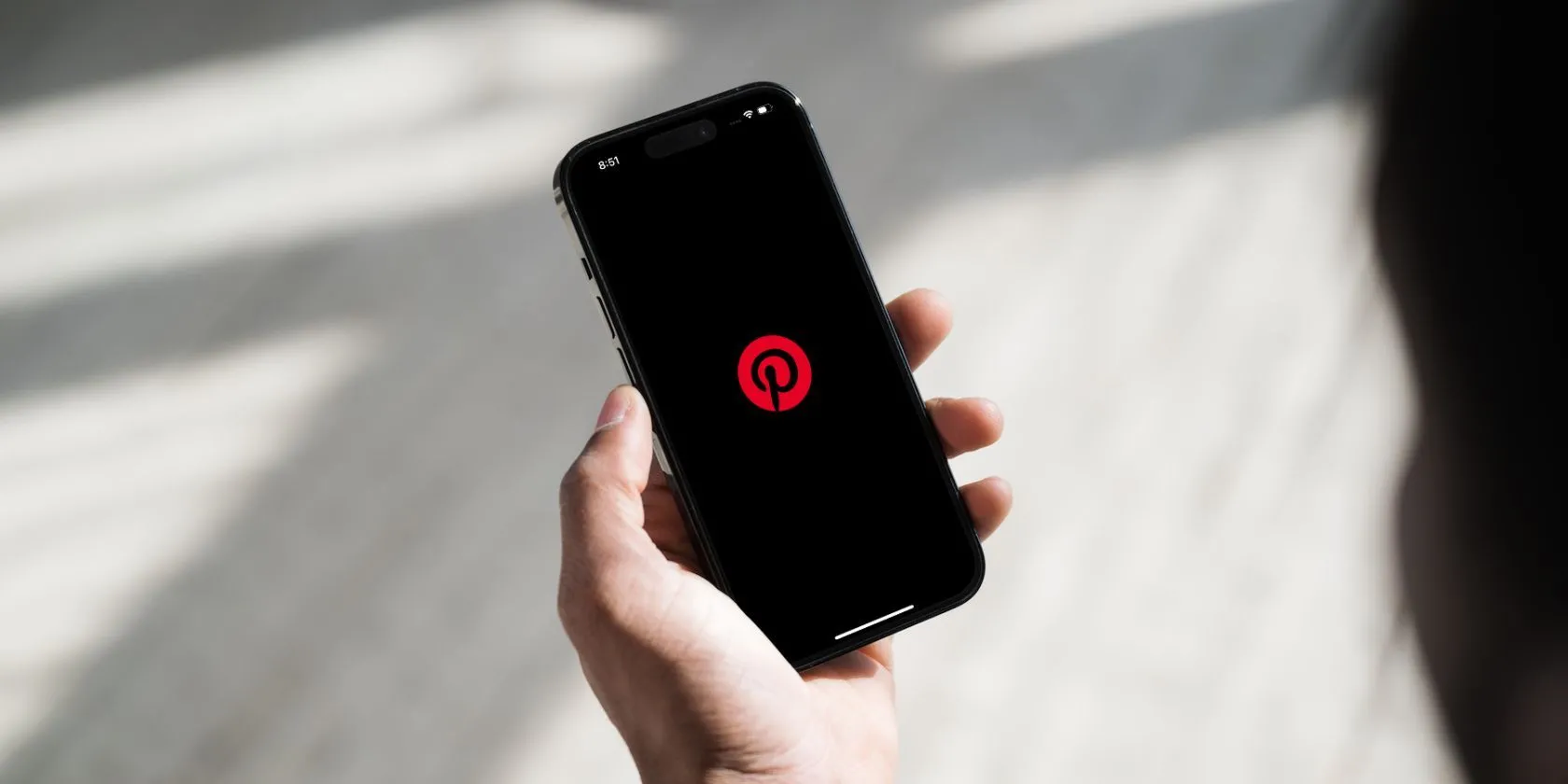 Điện thoại hiển thị Pinterest ở chế độ tối