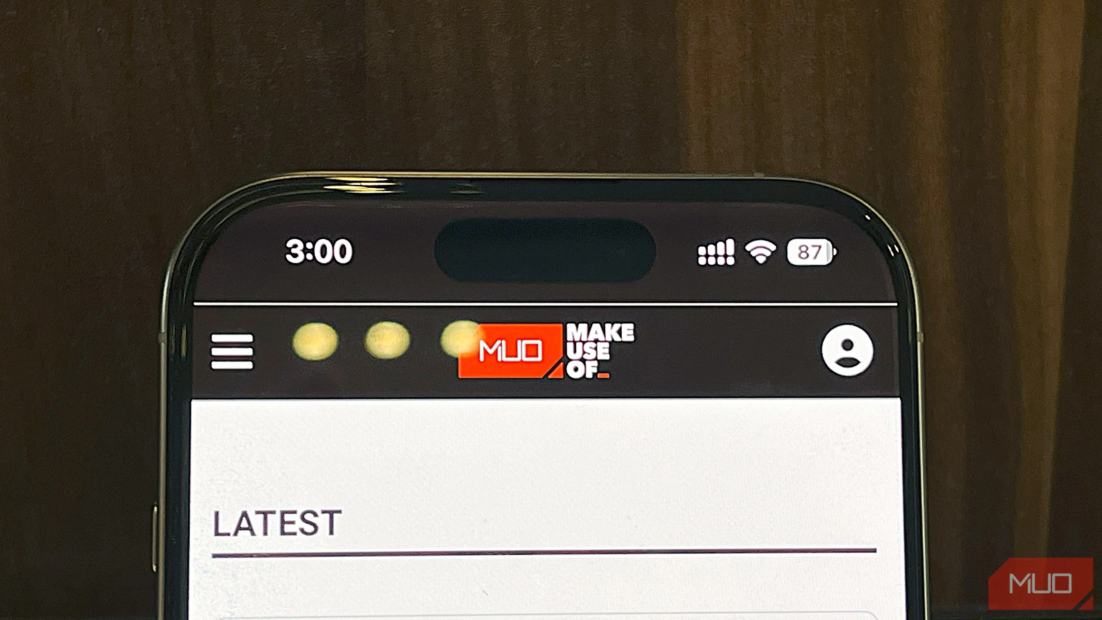 Điện thoại iPhone 16 Pro chạy trình duyệt Safari trong bài kiểm tra pin liên tục, hiển thị phần trăm pin còn lại.