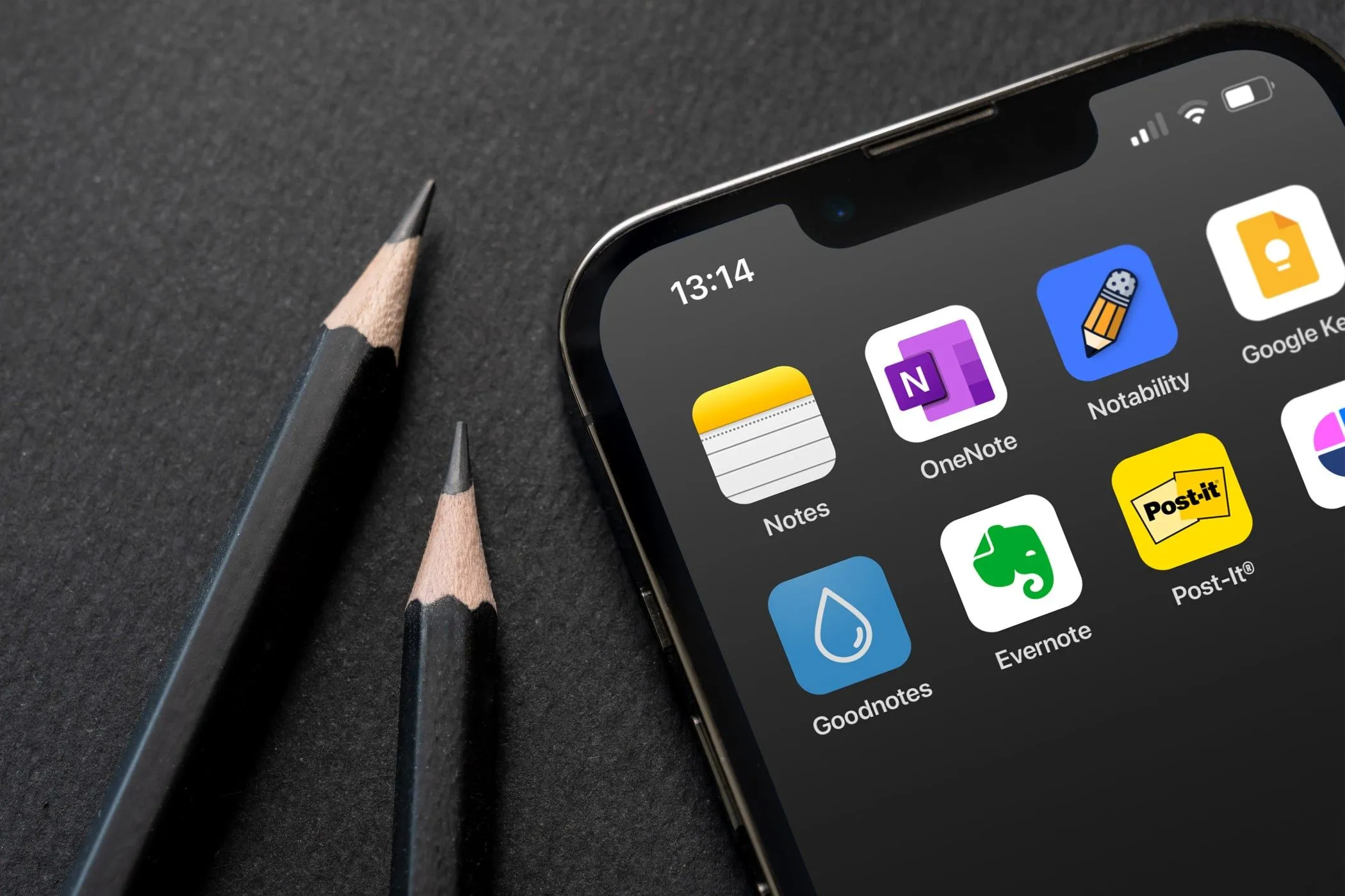 Điện thoại iPhone hiển thị các logo ứng dụng ghi chú phổ biến, minh họa sự cần thiết của tính năng theo dõi nguồn cho mọi công cụ ghi chú hiện đại.