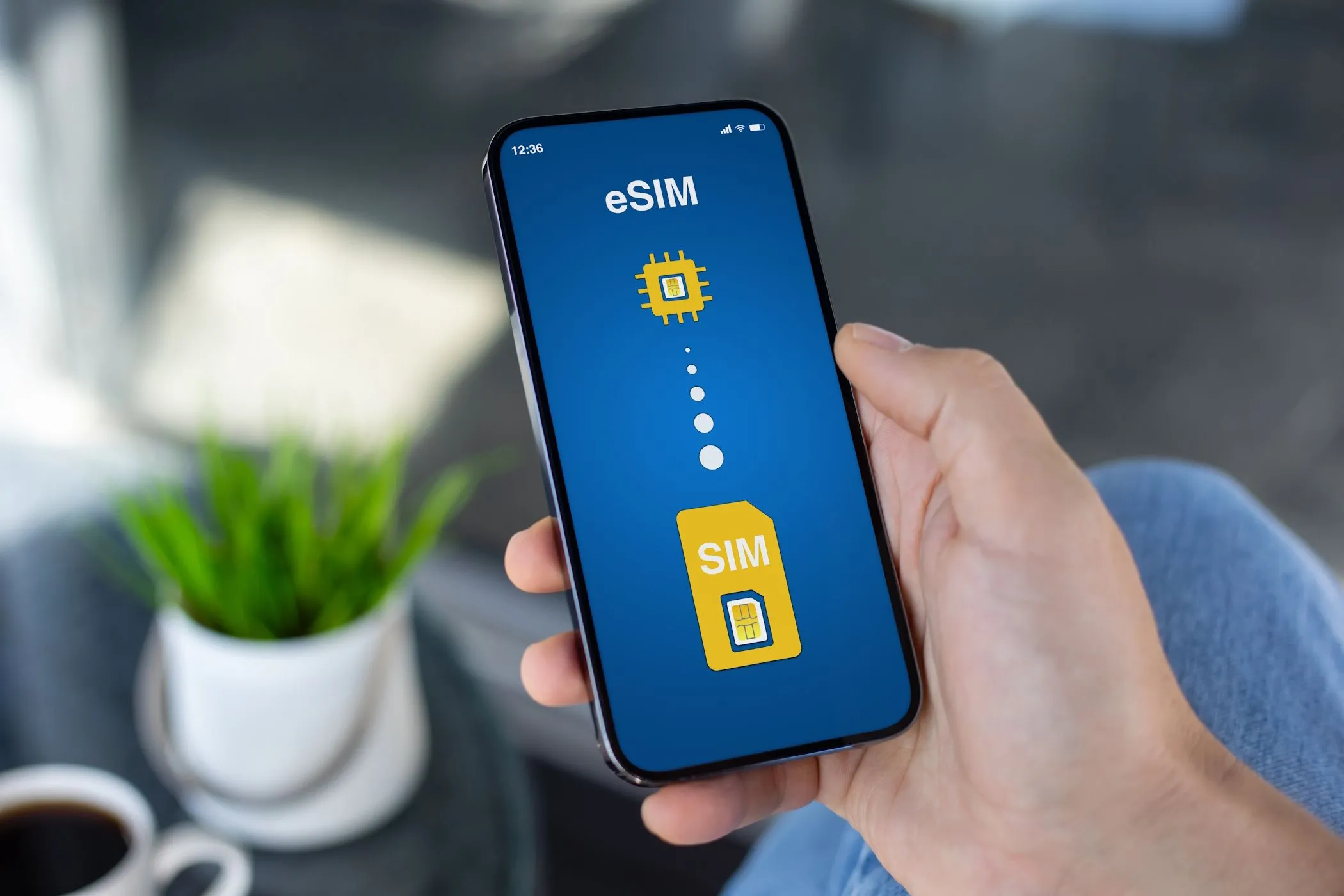 Điện thoại minh họa chuyển đổi từ SIM vật lý sang eSIM