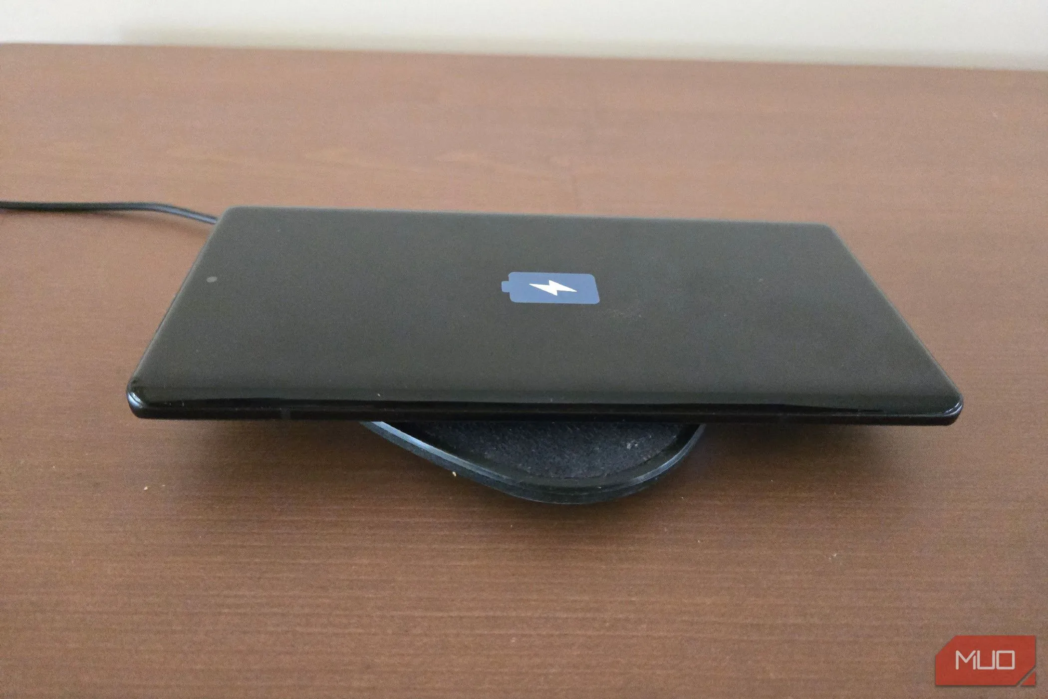 Điện thoại Motorola Edge Plus 2023 đang sạc không dây, minh họa việc sạc pin kịp thời