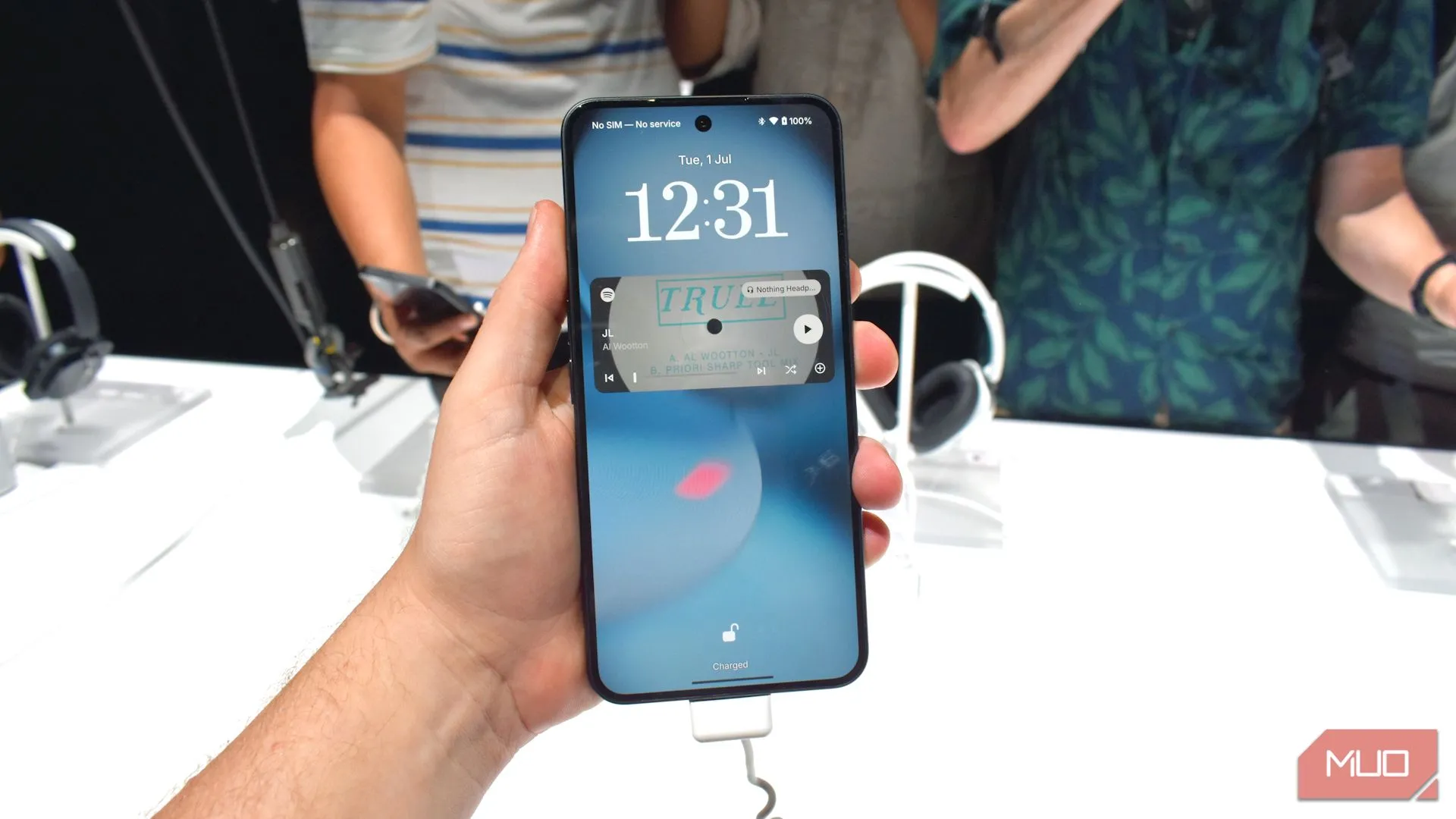 Điện thoại Nothing Phone (3) trong tay người dùng, nổi bật với màn hình tràn viền và thiết kế tổng thể tinh tế.