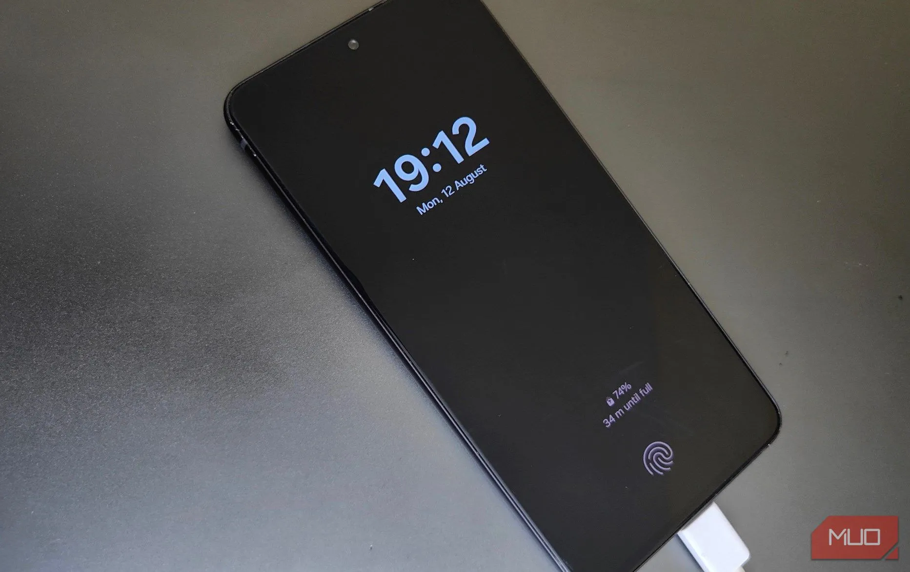 Điện thoại Samsung đang sạc trên bàn