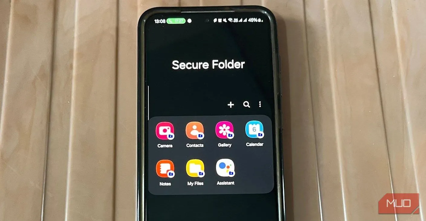 Điện thoại Samsung hiển thị giao diện Thư mục Bảo mật, nơi lưu trữ ảnh riêng tư có thể bị lộ lỗi One UI 7
