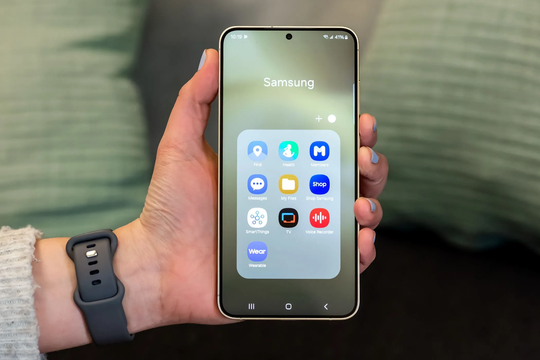 Điện thoại Samsung với các ứng dụng cài sẵn trong thư mục