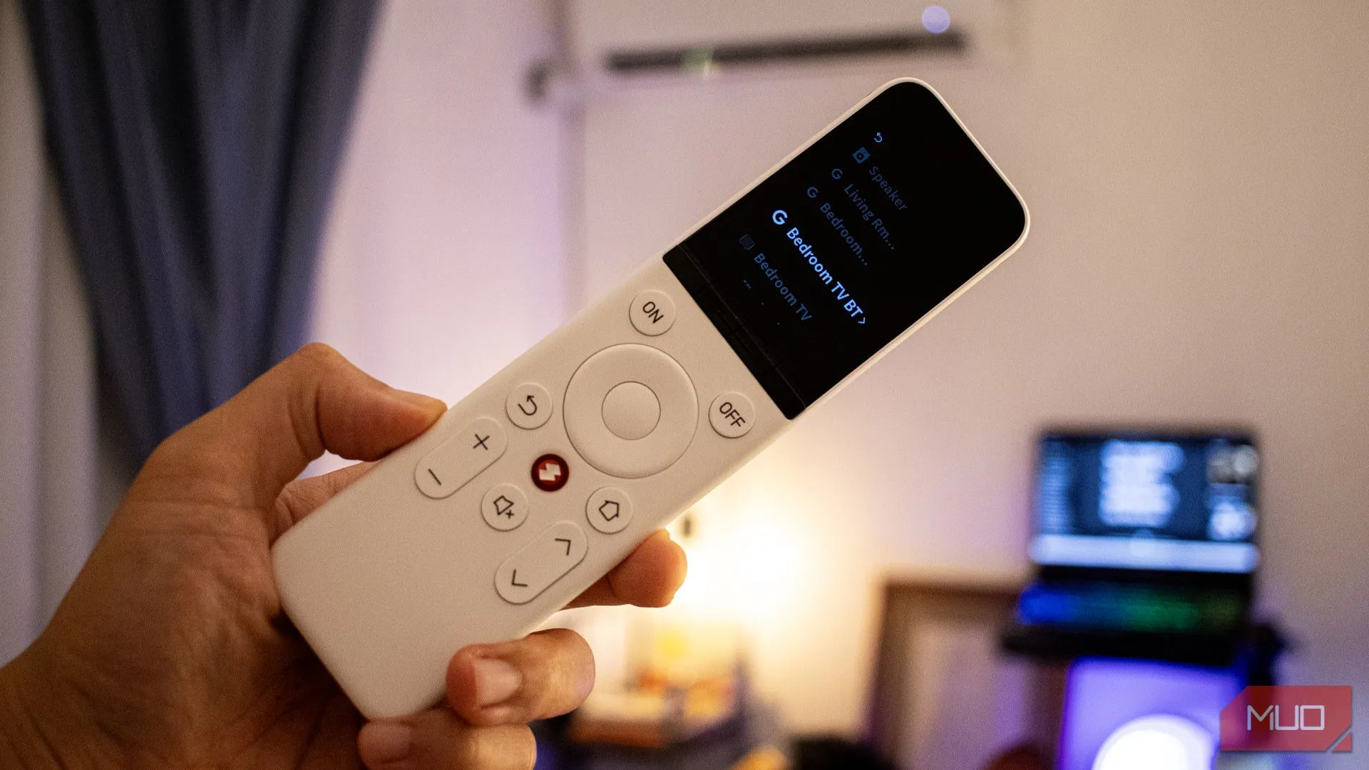 điều khiển từ xa đa năng SwitchBot trong tay