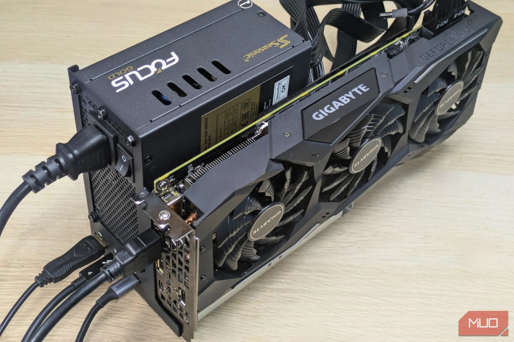 Dock eGPU đã lắp ráp hoàn chỉnh với các thiết bị ngoại vi như bàn phím, chuột và màn hình ngoài được kết nối