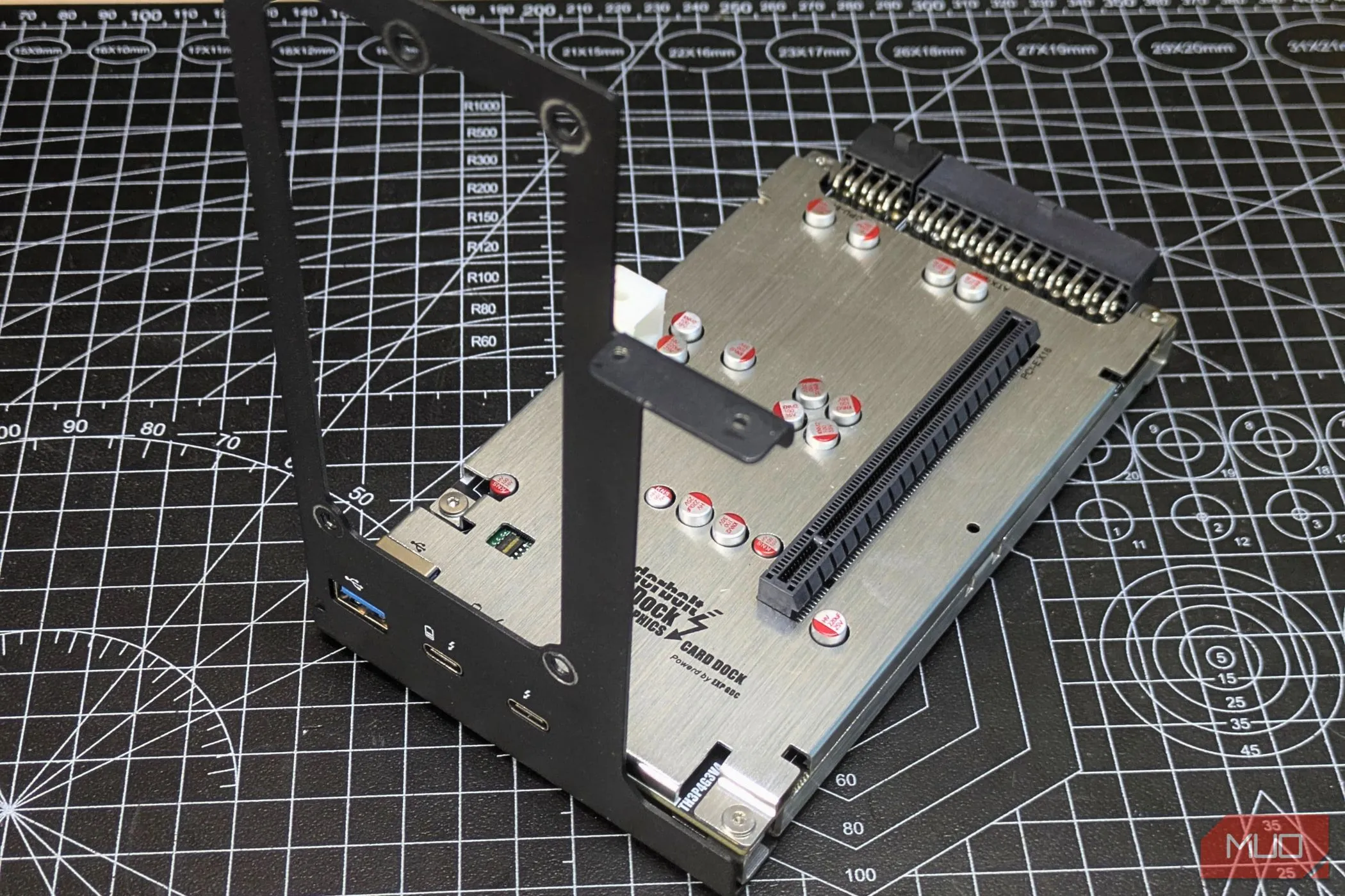 Gắn giá đỡ và khung bảo vệ vào dock eGPU TH3P4, chuẩn bị cho việc lắp đặt card đồ họa và bộ nguồn