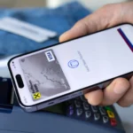 Giao dịch thanh toán di động an toàn bằng Apple Pay trên iPhone, minh họa rủi ro dữ liệu cá nhân khi sử dụng dịch vụ trực tuyến.