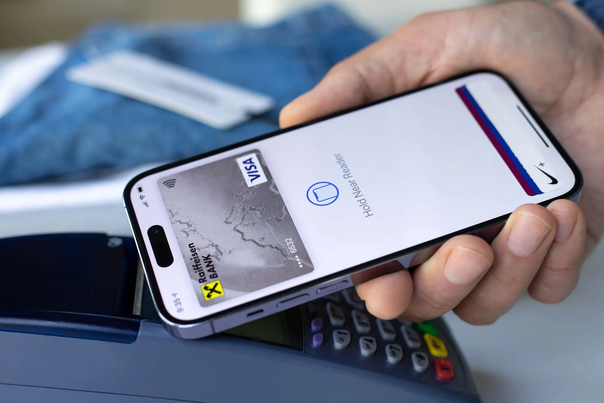 Giao dịch thanh toán di động an toàn bằng Apple Pay trên iPhone, minh họa rủi ro dữ liệu cá nhân khi sử dụng dịch vụ trực tuyến.