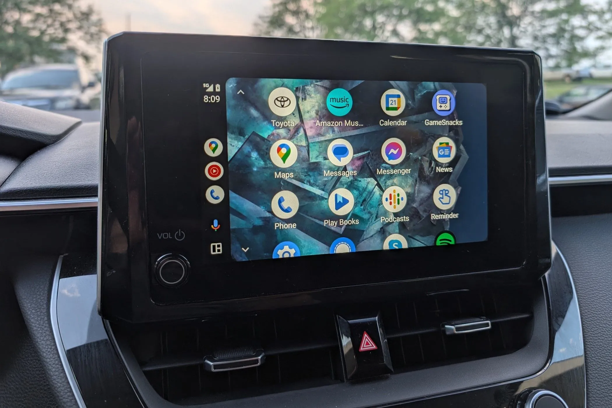 Giao diện Android Auto trên màn hình ô tô hiển thị danh sách ứng dụng điều hướng, nghe nhạc và gọi điện