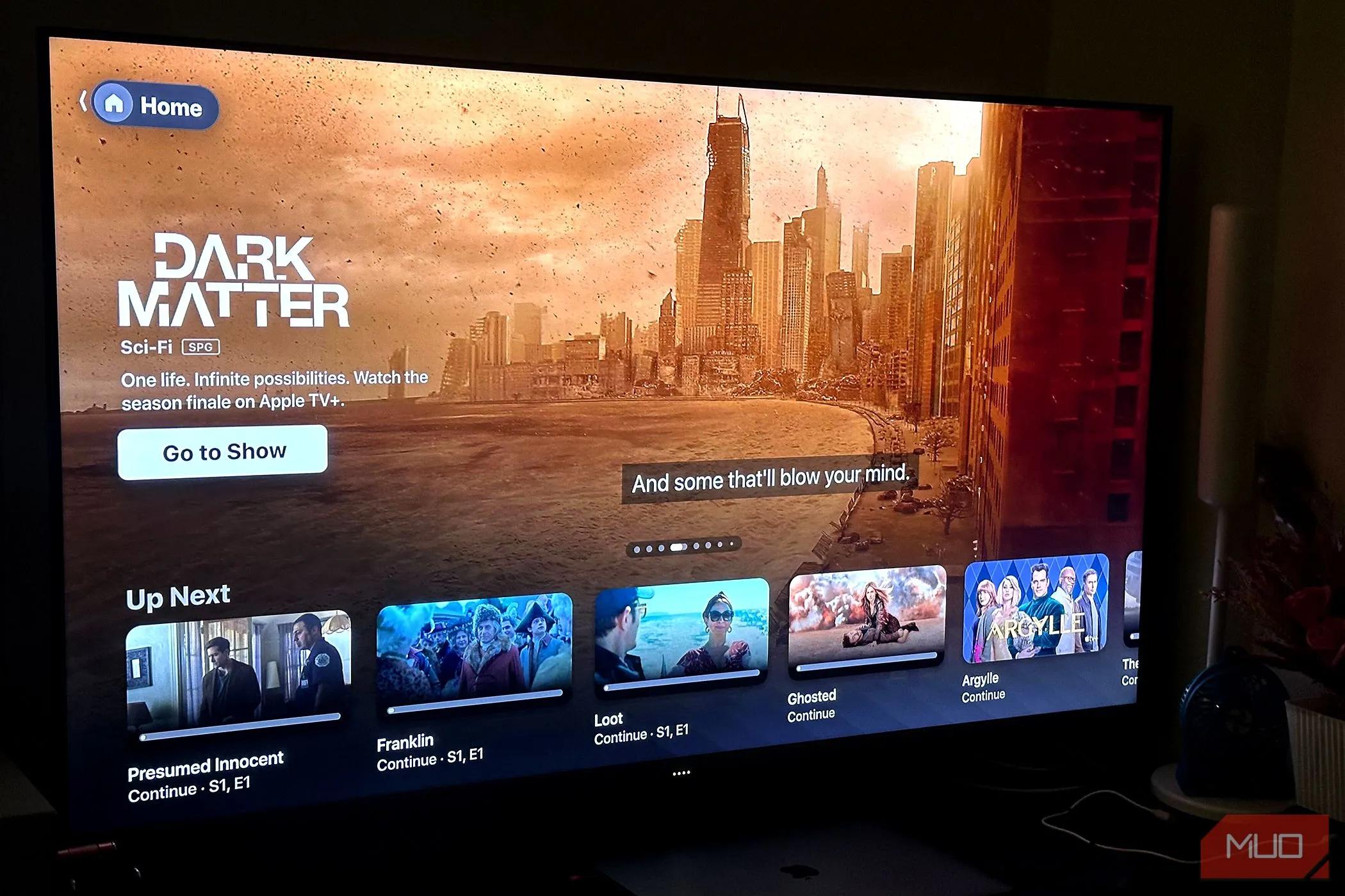 Giao diện Apple TV trên màn hình TV thông minh
