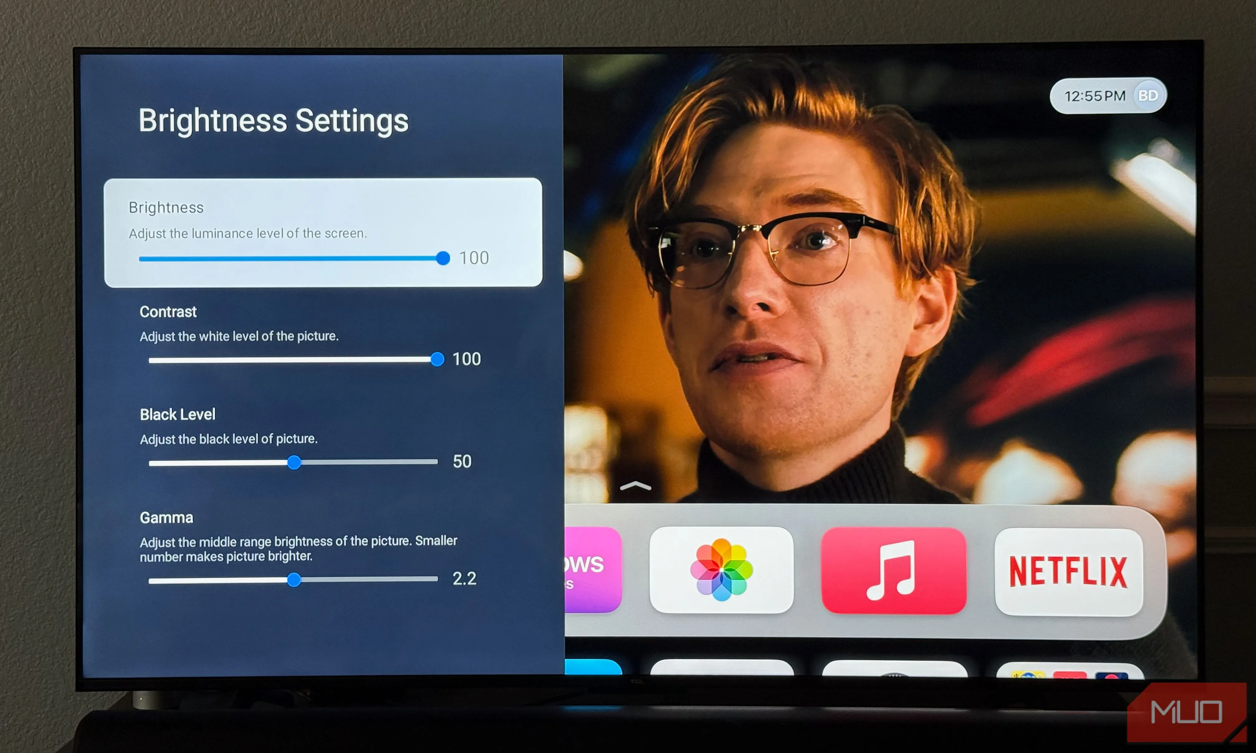 Giao diện cài đặt độ sáng và độ tương phản (Contrast) trên TV TCL.