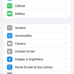 Giao diện cài đặt StandBy trên iPhone, hiển thị tùy chọn bật tắt chế độ chờ.