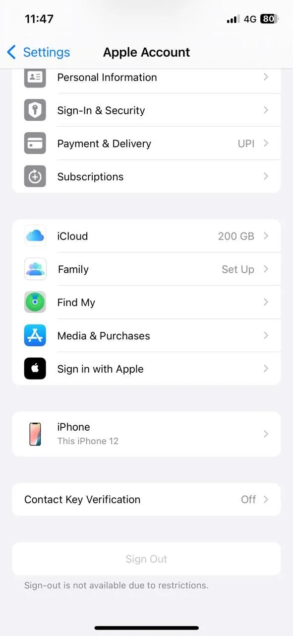Giao diện cài đặt tài khoản Apple ID trên iPhone, dẫn đến mục iCloud và bảo mật.