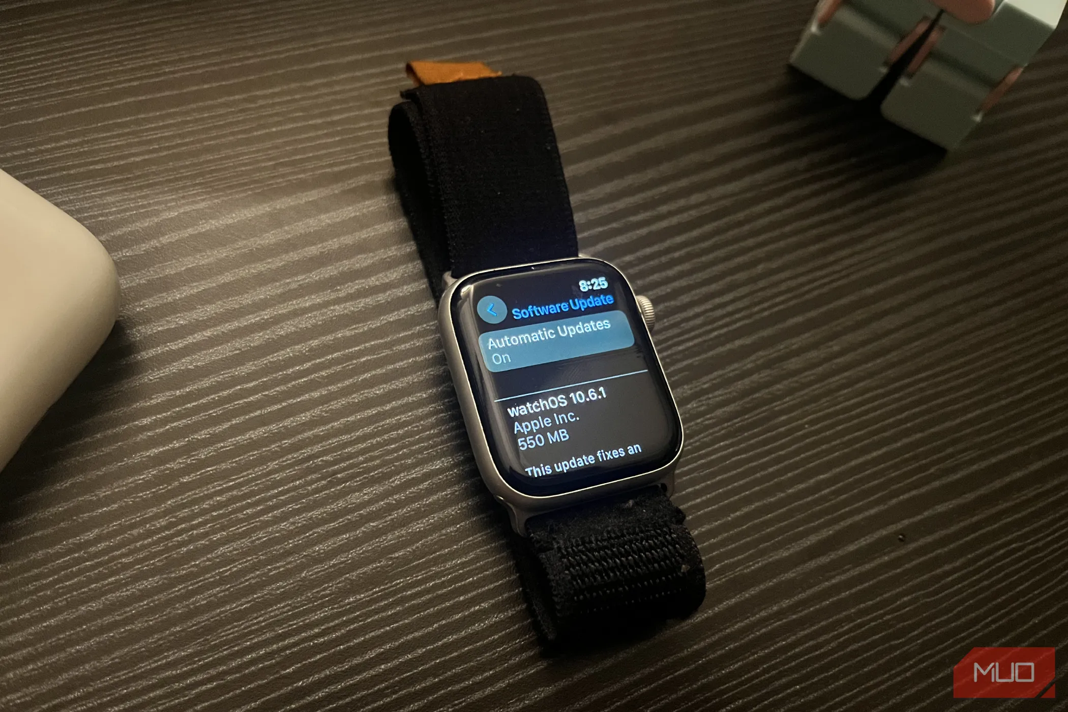 Giao diện cập nhật phần mềm của Apple Watch Series 4, hiển thị thông báo không có bản cập nhật mới.