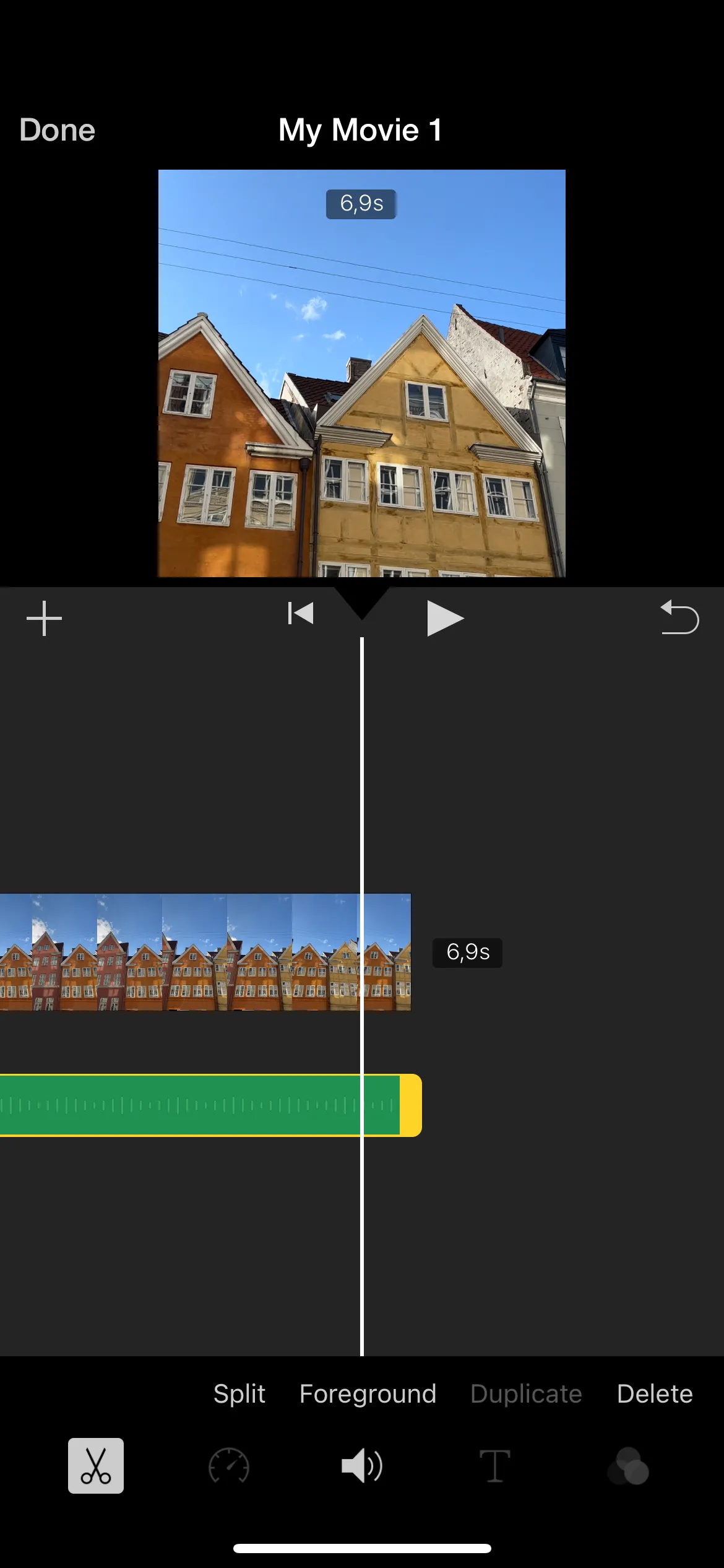 Giao diện chỉnh sửa video trong ứng dụng iMovie trên iPhone, hiển thị timeline với các đoạn video và tùy chọn thêm nhạc.