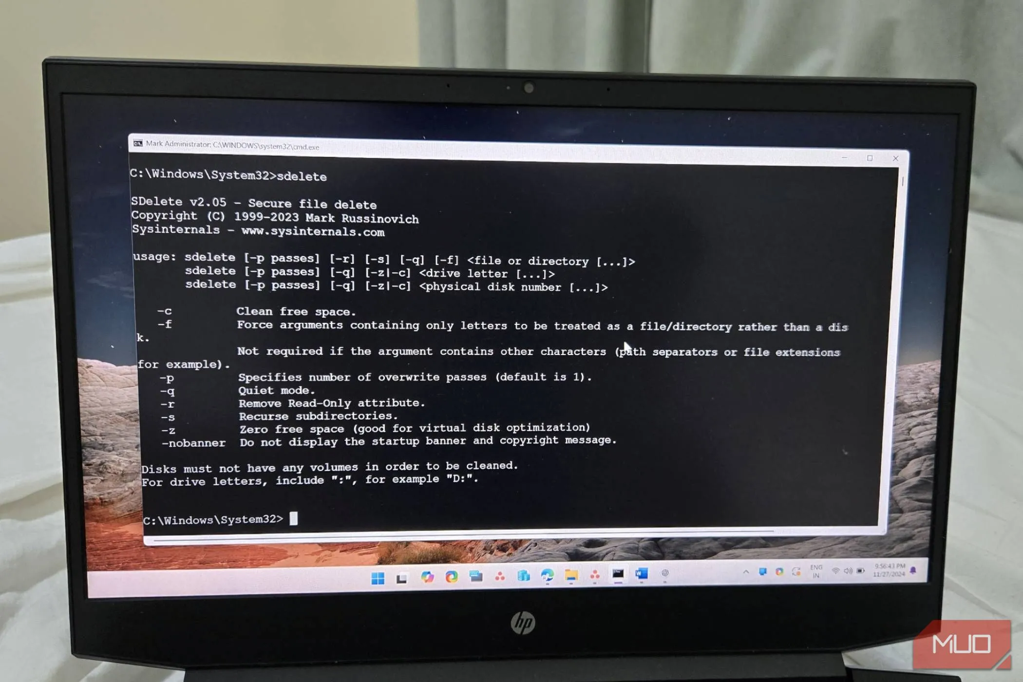 Giao diện Command Prompt trên máy tính xách tay HP Pavilion, minh họa công cụ xóa file an toàn