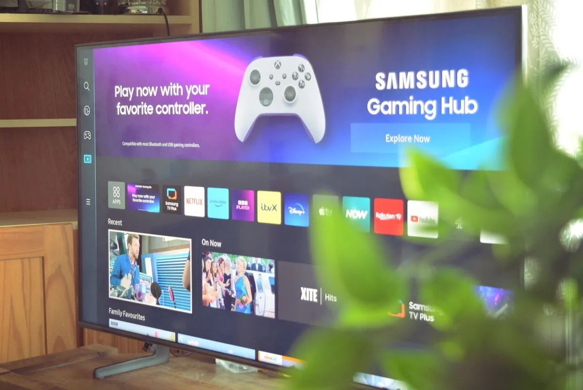 Giao diện Gaming Hub trên TV Samsung QE43Q60B, minh họa cách biến TV thông minh cũ thành trung tâm chơi game retro.