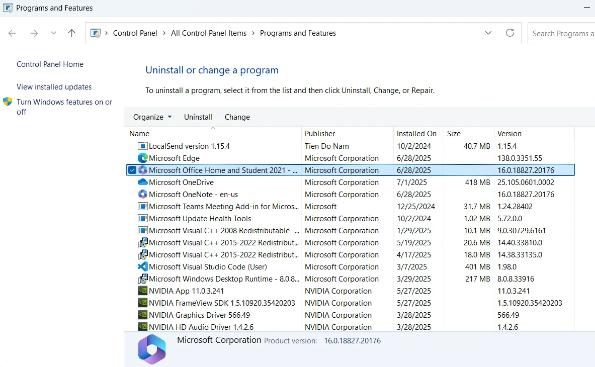 Giao diện Programs and Features trên Windows để quản lý ứng dụng