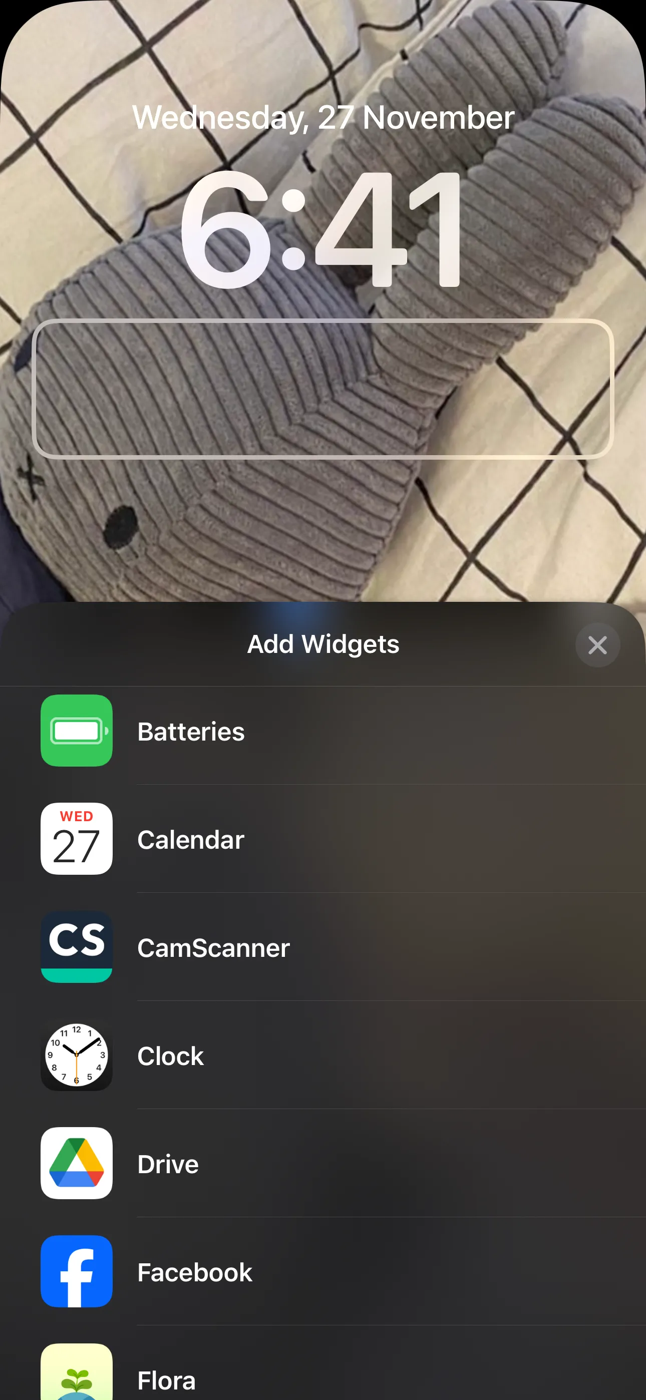 Giao diện thêm widget đồng hồ vào màn hình khóa iPhone.