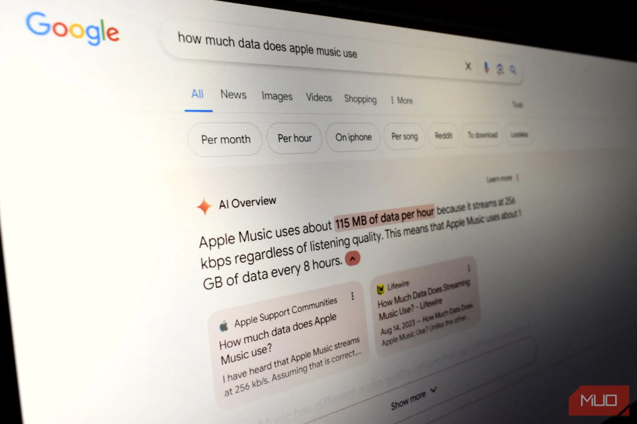 Giao diện tìm kiếm AI Overviews của Google trên màn hình laptop, minh họa các vấn đề AI Gemini gặp phải
