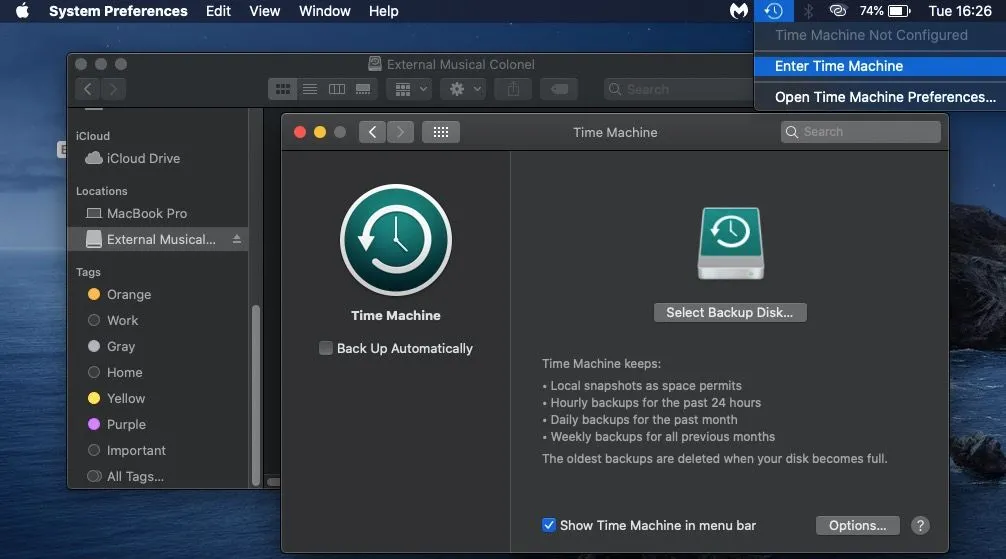 Giao diện Time Machine trên macOS cho phép người dùng sao lưu và khôi phục dữ liệu.