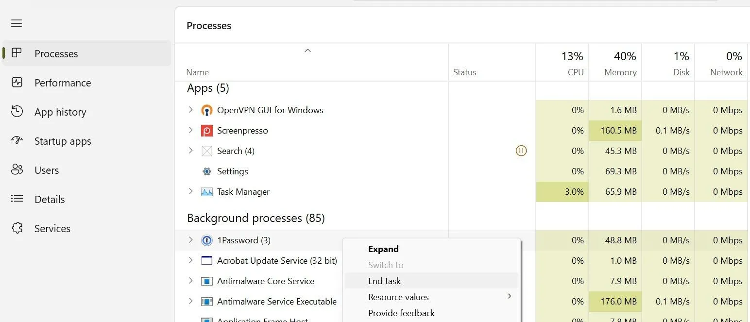 Giao diện Trình quản lý Tác vụ của Windows hiển thị các tiến trình nền và tùy chọn kết thúc tác vụ để tối ưu tài nguyên.