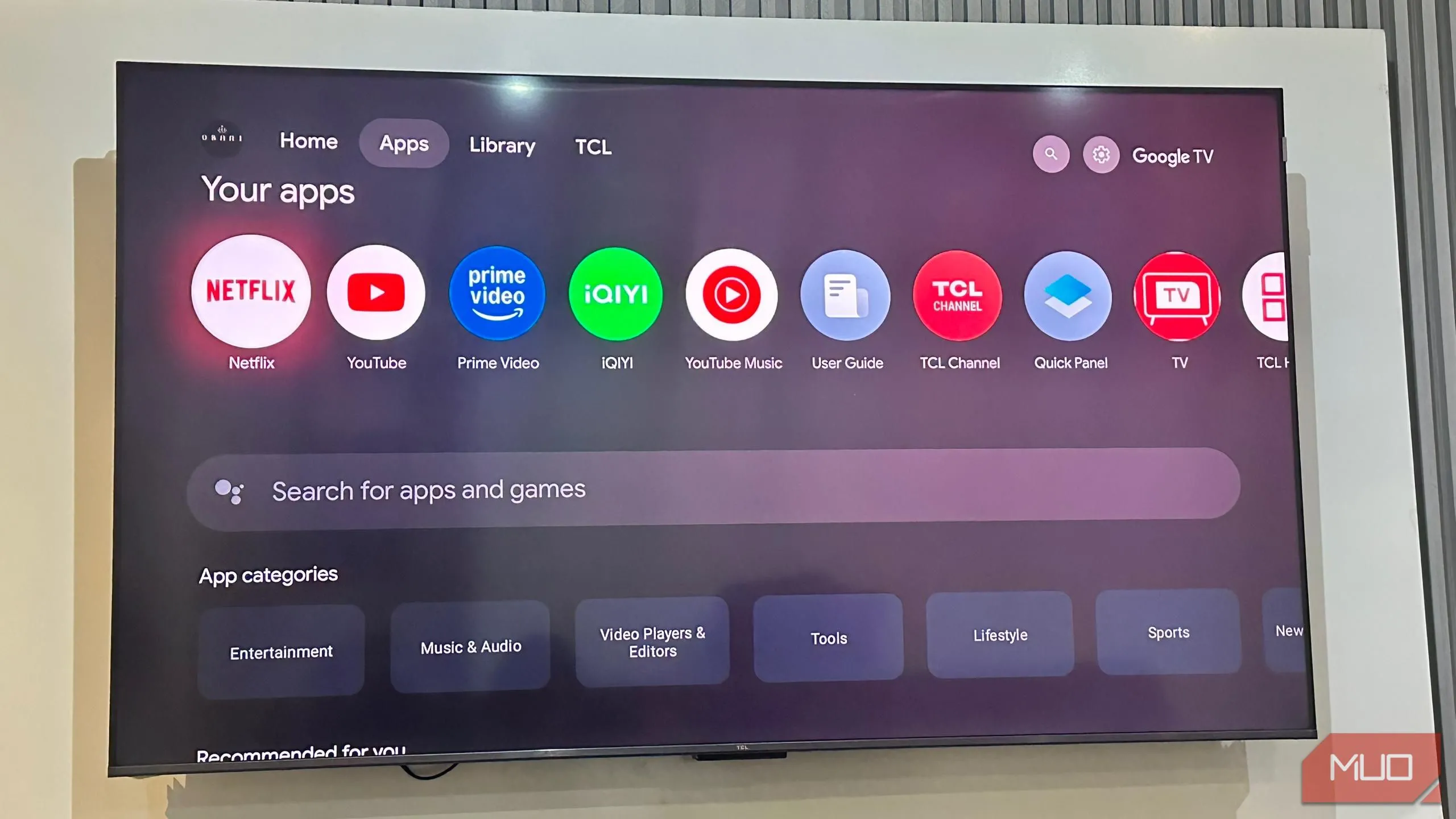 Giao diện trình quản lý ứng dụng trên Smart TV Hisense hiển thị các icon ứng dụng, nơi người dùng có thể phát hiện các ứng dụng lạ