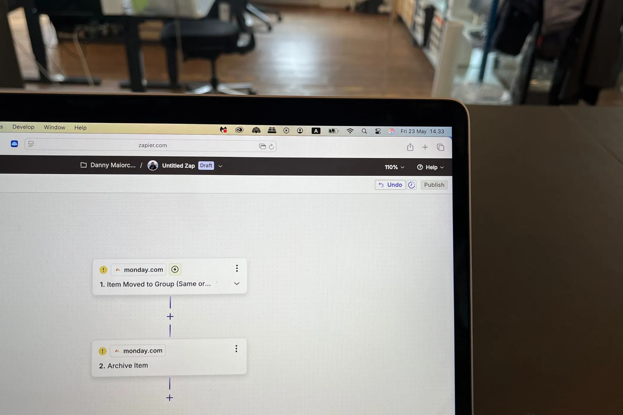 Giao diện tự động hóa với Zapier trên màn hình máy tính, minh họa việc kết nối các ứng dụng và tiết kiệm thời gian