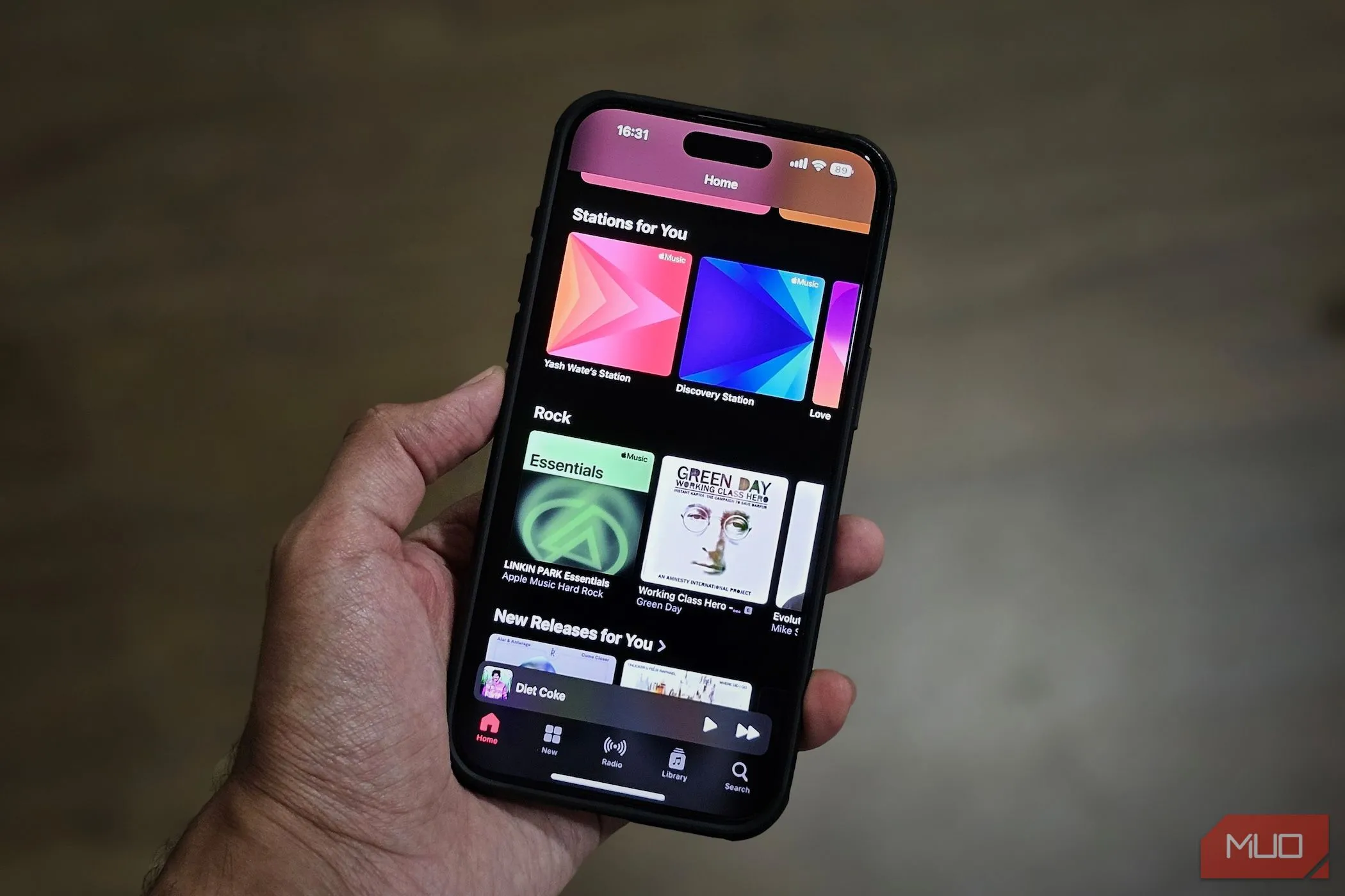 Giao diện ứng dụng Apple Music trên màn hình iPhone, thể hiện trải nghiệm người dùng liền mạch